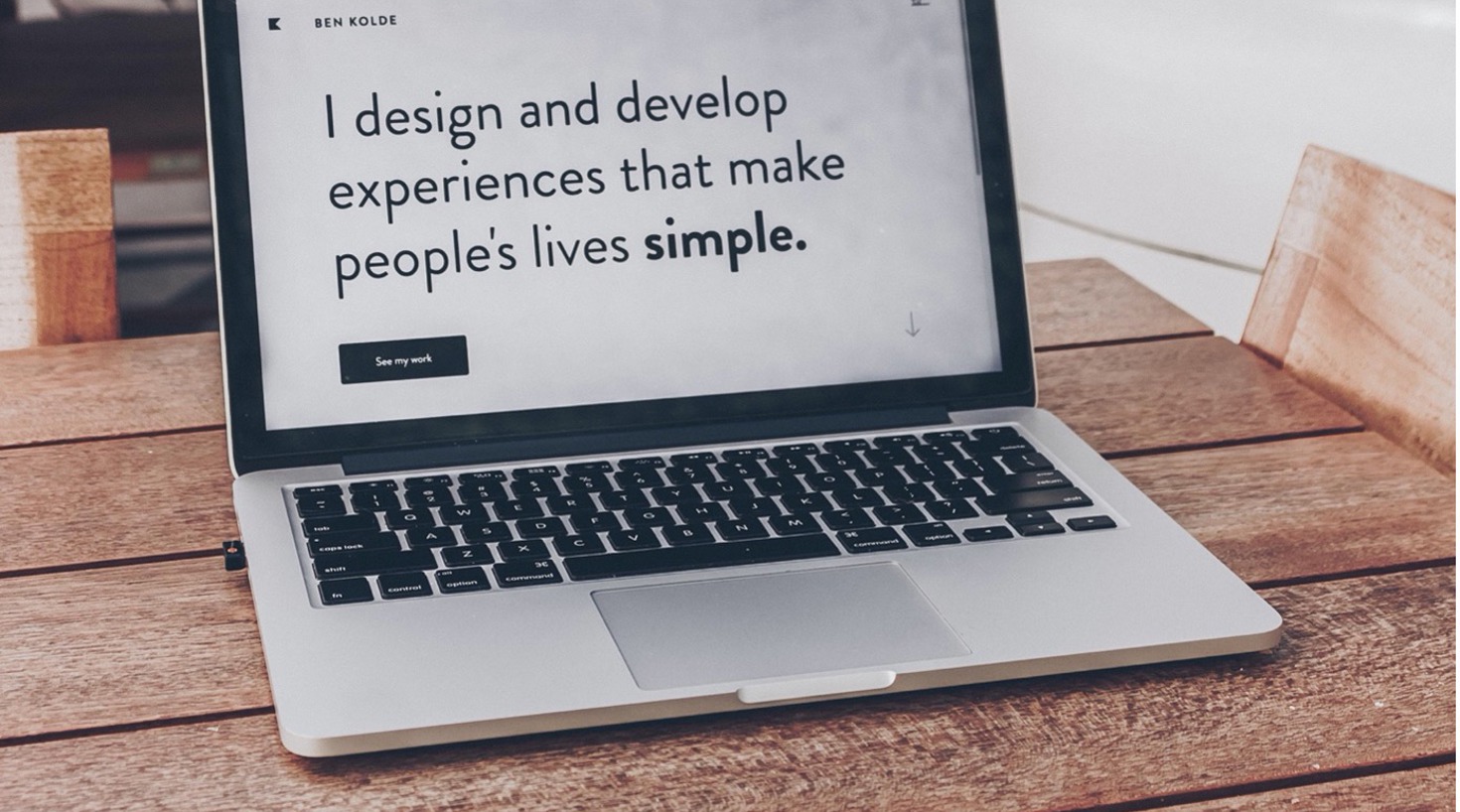 Bilde av en Mac som viser det kjente sitatet fra Ben Kolde I design and develop experiences that make people's lives simple. Det er viktig å se på design når vi kartlegger kundereisen i CX-arbeidet. 