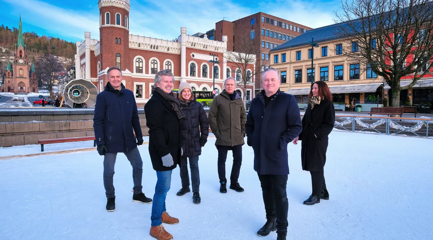 Steinar Danielsen, rådgiver og leder avdeling Drammen.  Steven Amdal, kreatør. Siren Andreassen, tekstforfatter. Petter Martin Tanberg, rådgiver og prosjektleder. Jan Roger Grinna, kreatør og tekstforfatter.  Pia Gundersen, administrerende direktør